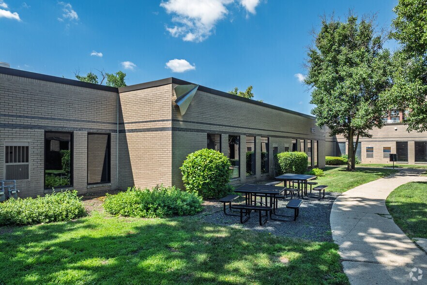 More Photos Of 8609 W Bryn Mawr Ave, Chicago Office For Lease