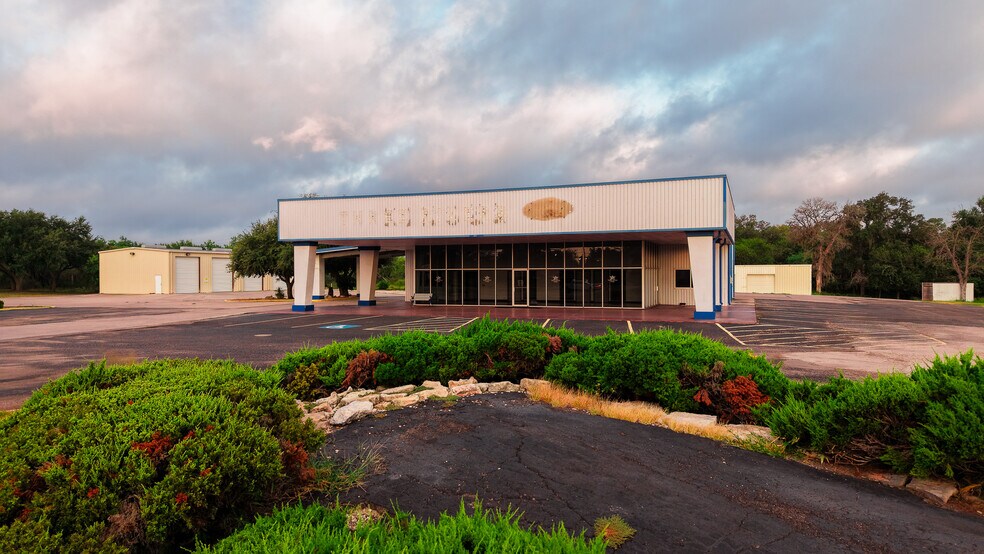More Photos Of 905 N Harborth Ave, Three Rivers Auto Dealership For Lease