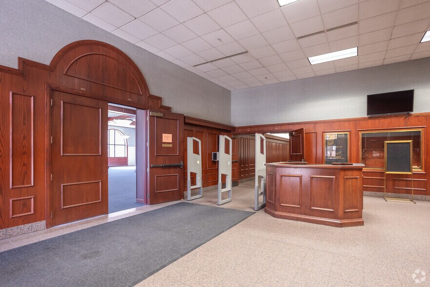 More Photos Of 313 S Capitol Ave, Lansing Office For Sale