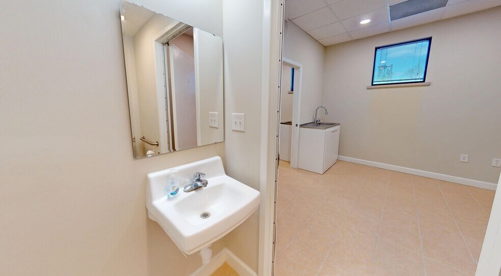 More Photos Of 130 N Gross Rd, Kingsland Medical For Sale