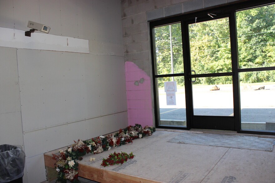 More Photos Of 969-979 Meriden Waterbury Tpke, Plantsville Freestanding For Lease