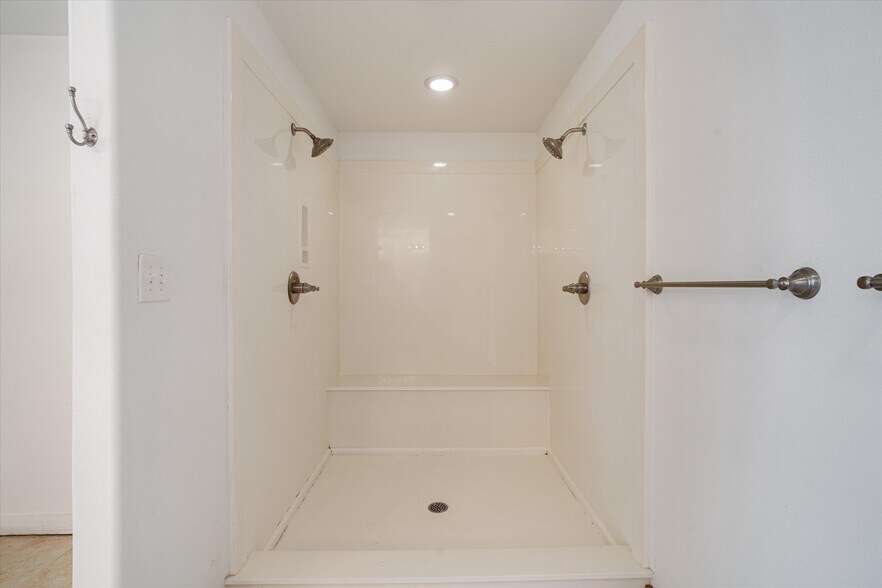 More Photos Of 804 Bay Ave, Kemah Specialty For Sale