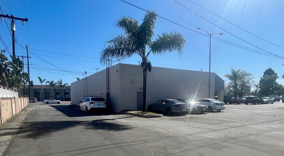 More Photos Of 15966 Springdale St, Huntington Beach Freestanding For Lease