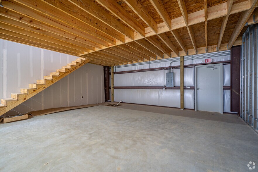 More Photos Of 17214 Huffmeister Rd, Cypress Showroom For Sale