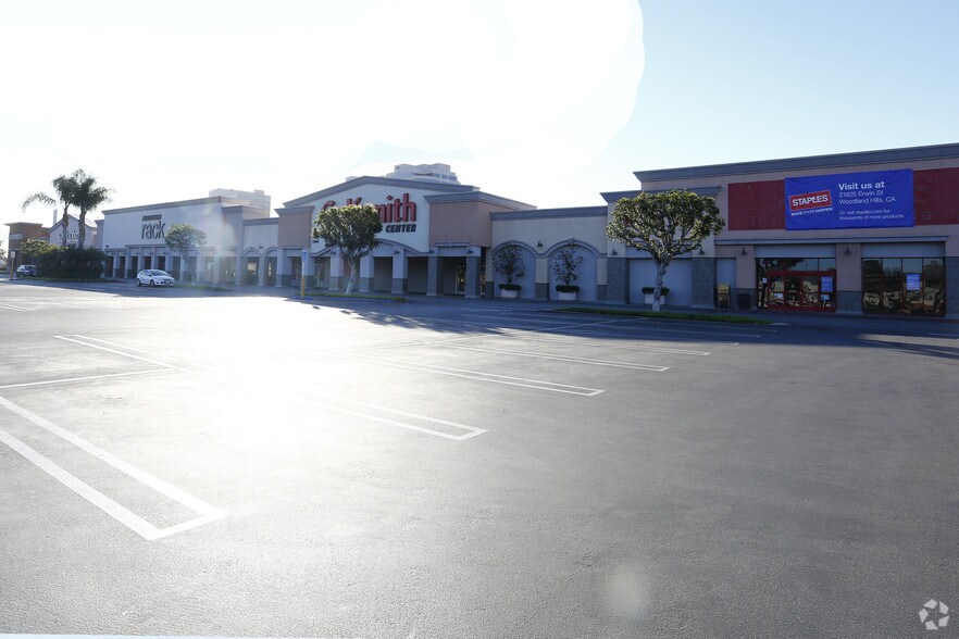 More Photos Of 21470-21500 Victory Blvd, Woodland Hills General Retail For Lease
