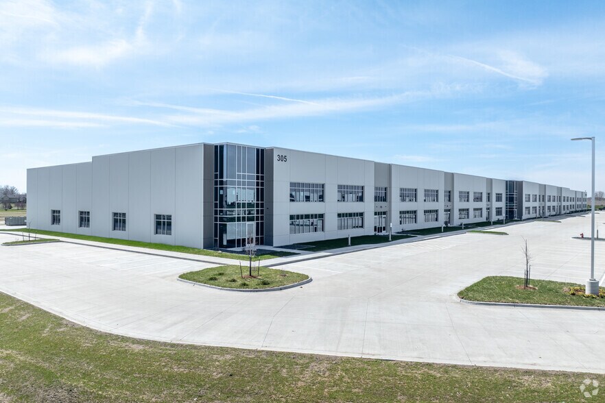 More Photos Of 305 Adventureland Drive NW, Altoona Showroom For Lease