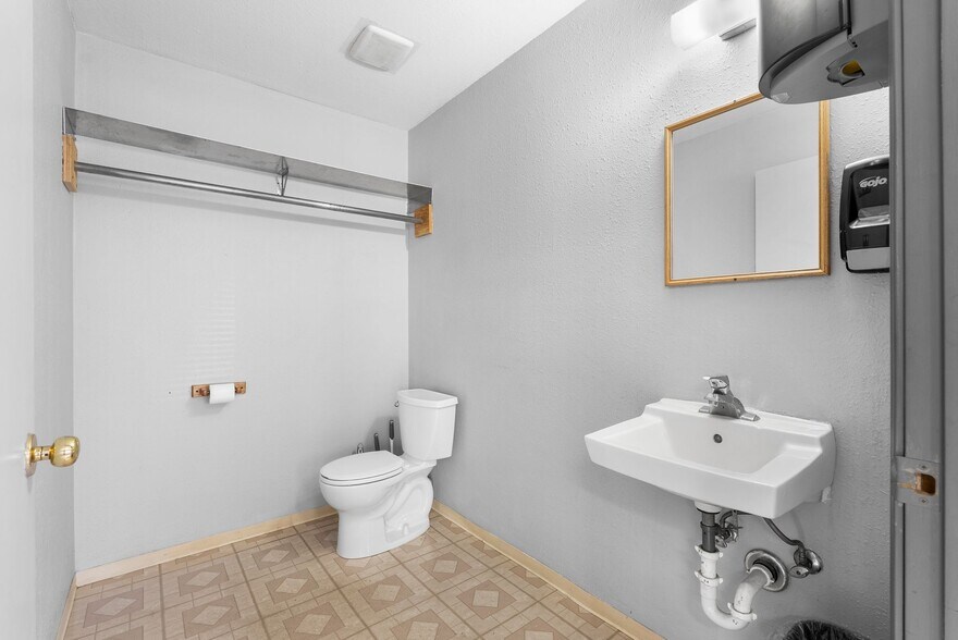 More Photos Of 80 E Wilbur Ave, Coeur d'Alene Service For Lease