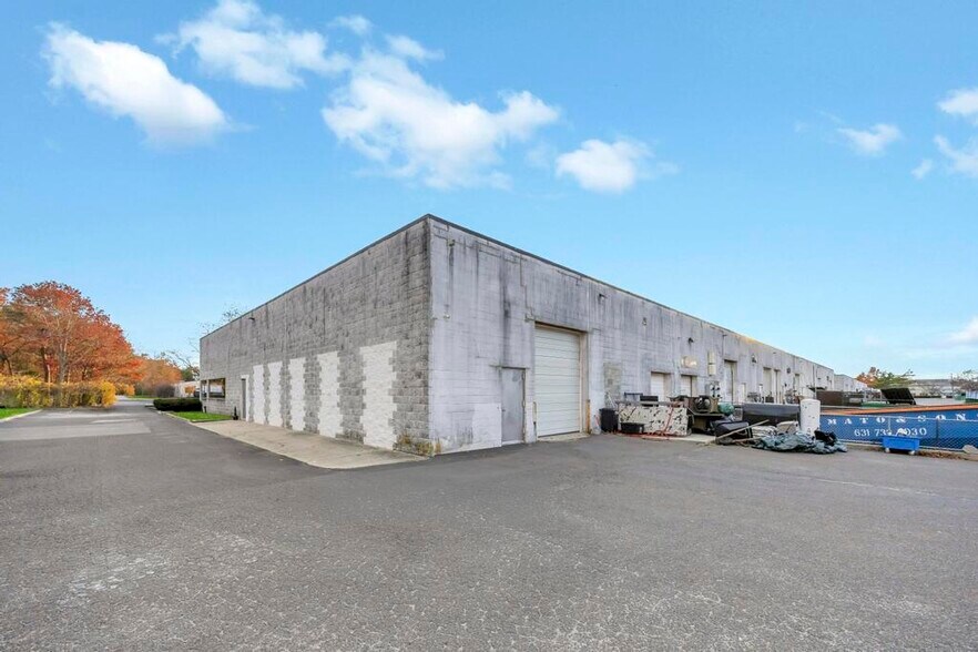 More Photos Of 2231 Fifth Ave, Ronkonkoma Warehouse For Lease
