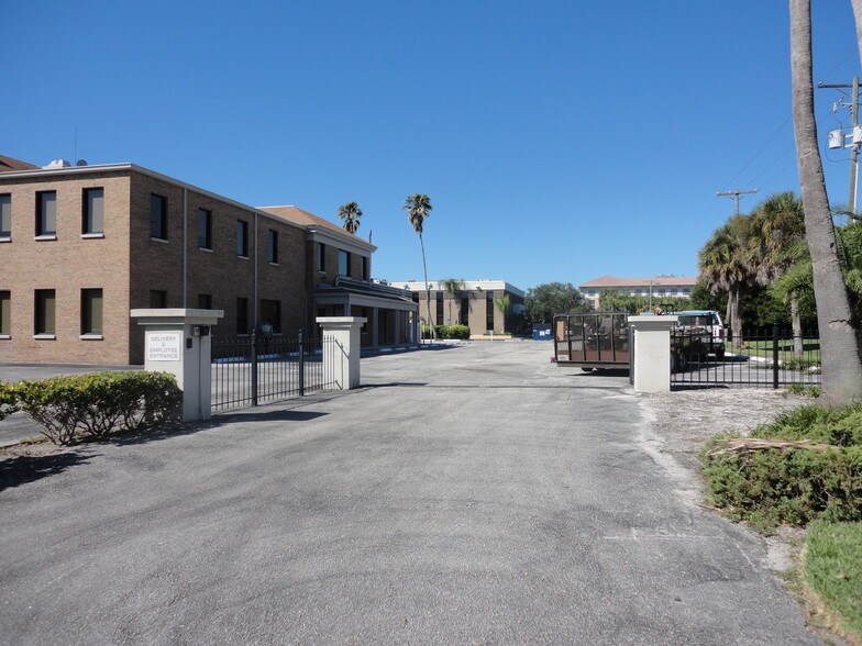 More Photos Of 5501 W Gray St, Tampa Office For Lease