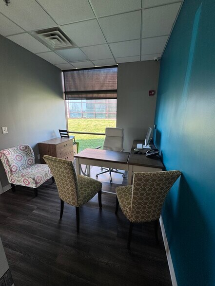 More Photos Of 413 NW Murray Rd, Lee's Summit Flex For Lease