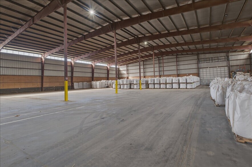 More Photos Of 6011 Grinde Ln NE, Silverton Flex For Lease