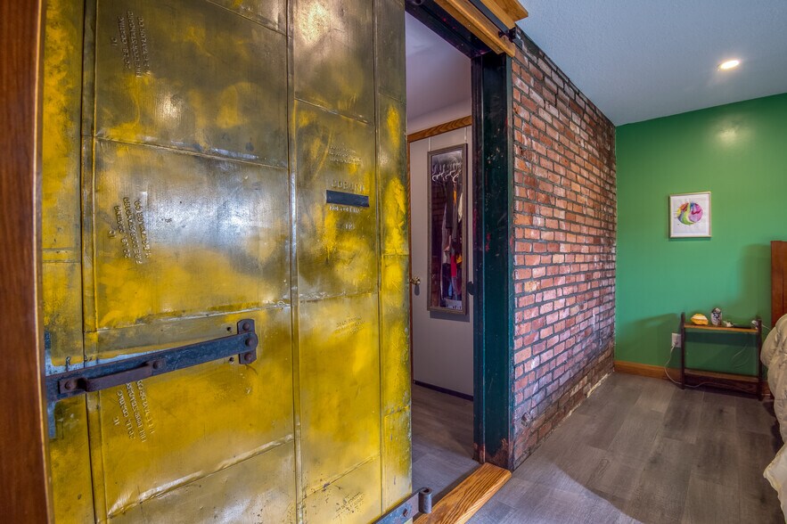 More Photos Of 206 Main St, Berlin Office For Sale