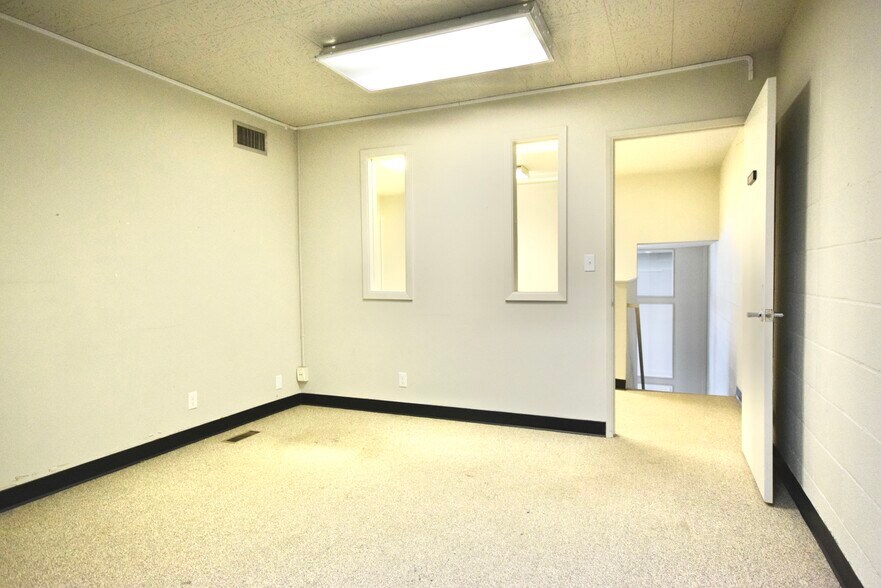 More Photos Of 2801 SE 9th St, Portland Warehouse For Lease