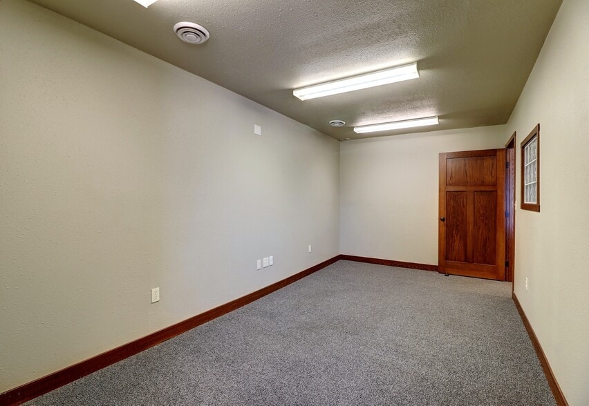 More Photos Of 5402 53rd Ave S, Fargo Auto Repair For Lease