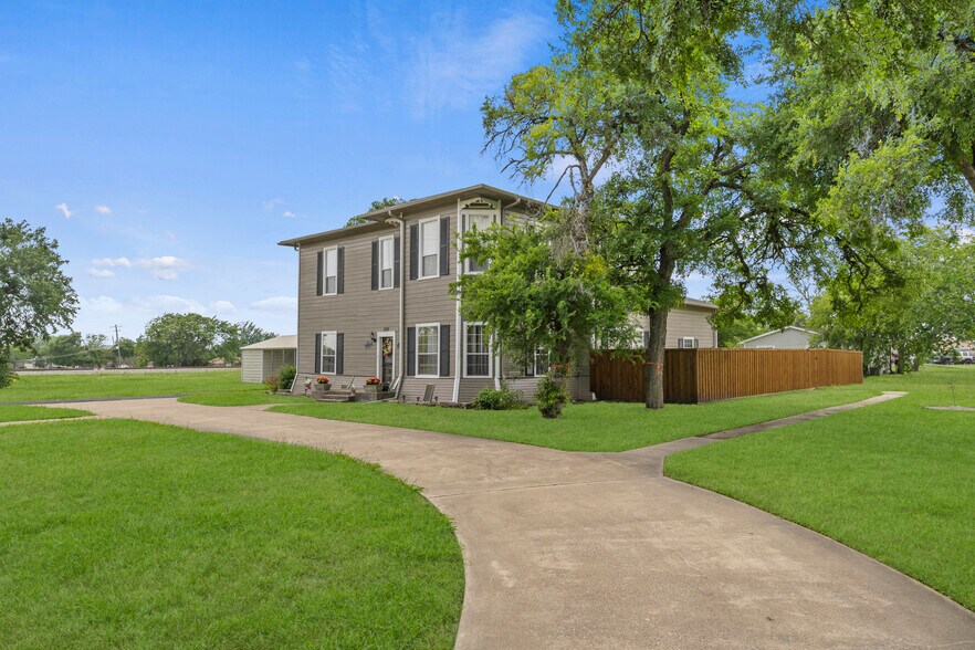 More Photos Of 107 S Josephine St, Royse City General Retail For Sale