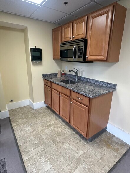 More Photos Of 10 New Driftway, Scituate Medical For Lease