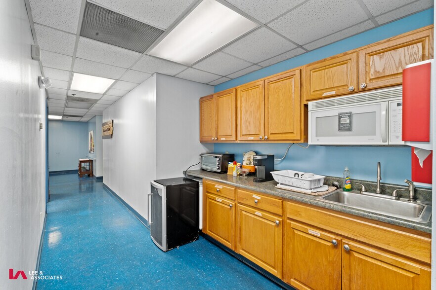 More Photos Of 309 Cash Memorial Blvd, Forest Park Distribution For Lease