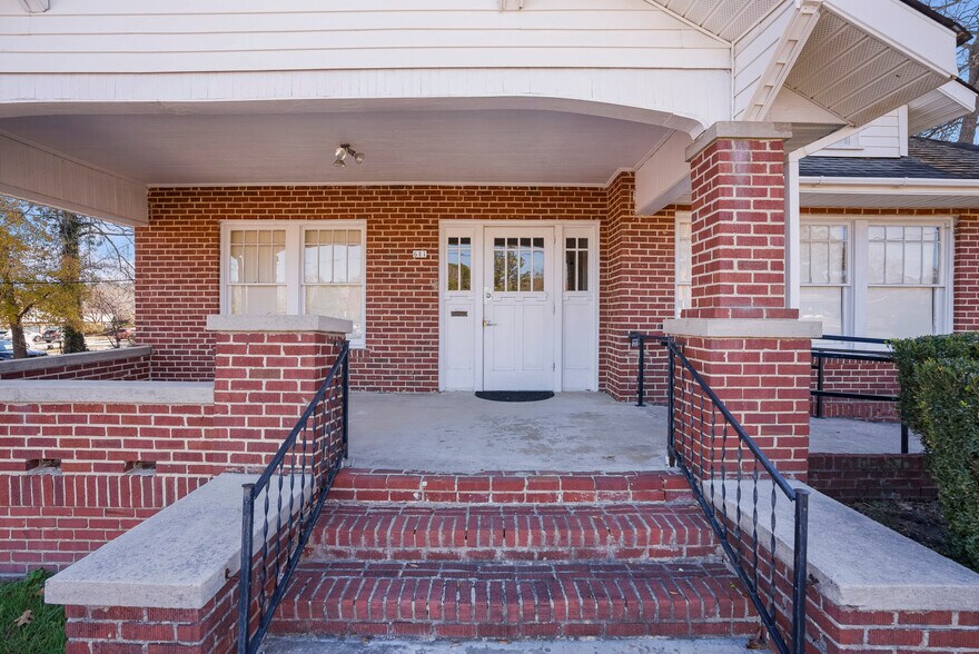 More Photos Of 611 Carthage St, Sanford Medical For Lease