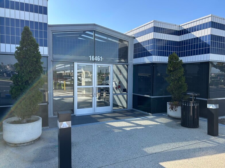 More Photos Of 16461 Sherman Way, Van Nuys Office For Lease