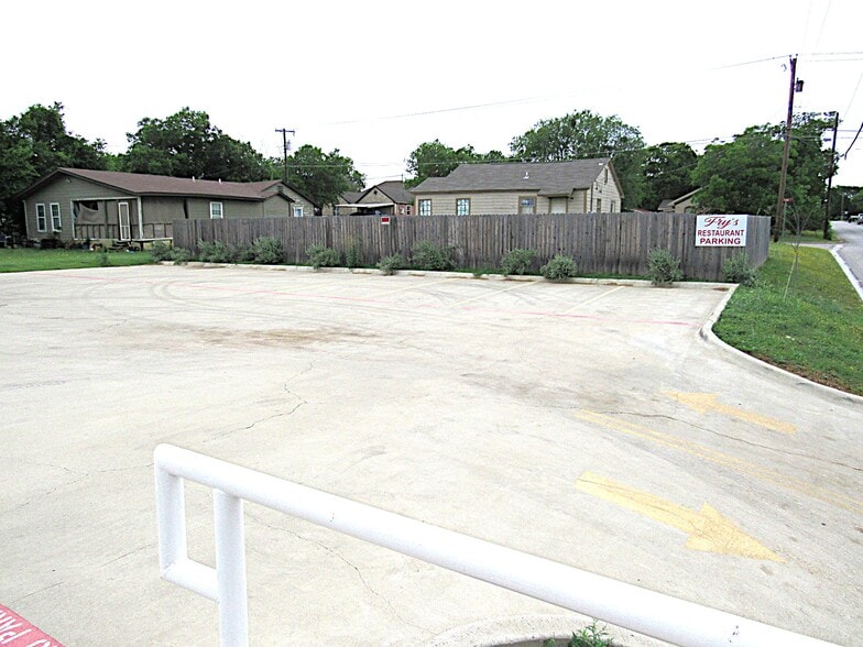 More Photos Of 802 S Main St, Belton General Retail For Sale