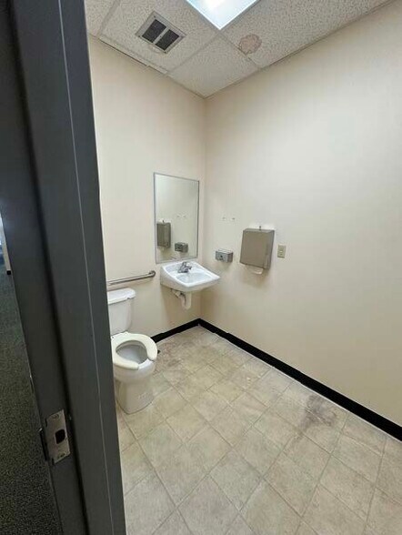 More Photos Of 121 Express Ln, Lansing Storefront Retail Office For Lease