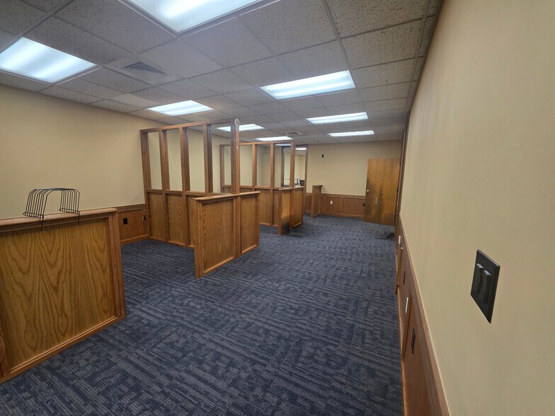 More Photos Of 401 N 2nd St, Rogers Office For Lease