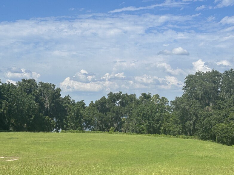 More Photos Of 101 S Prospect St, Crescent City Flex For Sale