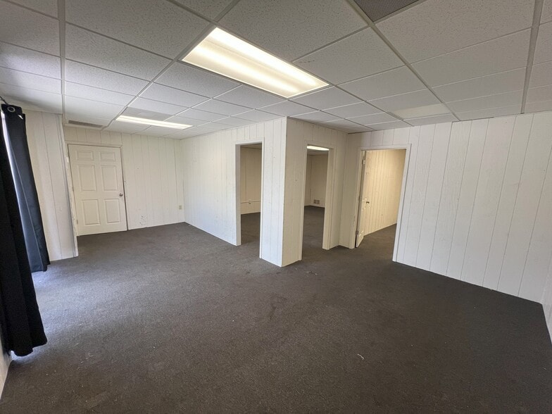 More Photos Of 748 Commerce Cir, Longwood Warehouse For Lease