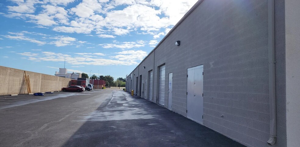 More Photos Of 3050 S Country Club Dr, Mesa Showroom For Lease
