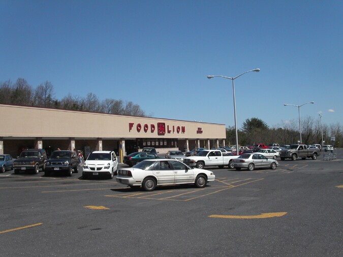 More Photos Of 2411 W Beverley St, Staunton Supermarket For Lease