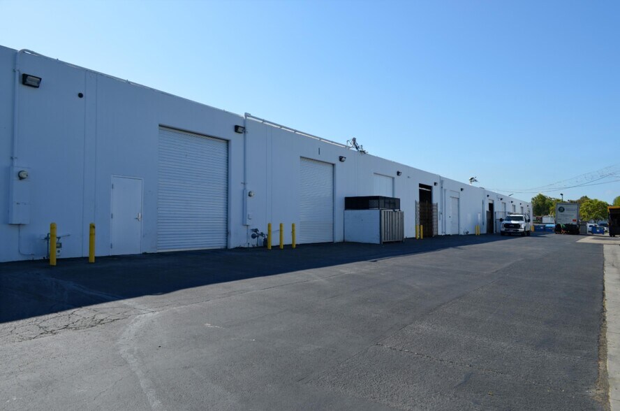 More Photos Of 2800 S Main St, Santa Ana Warehouse For Lease