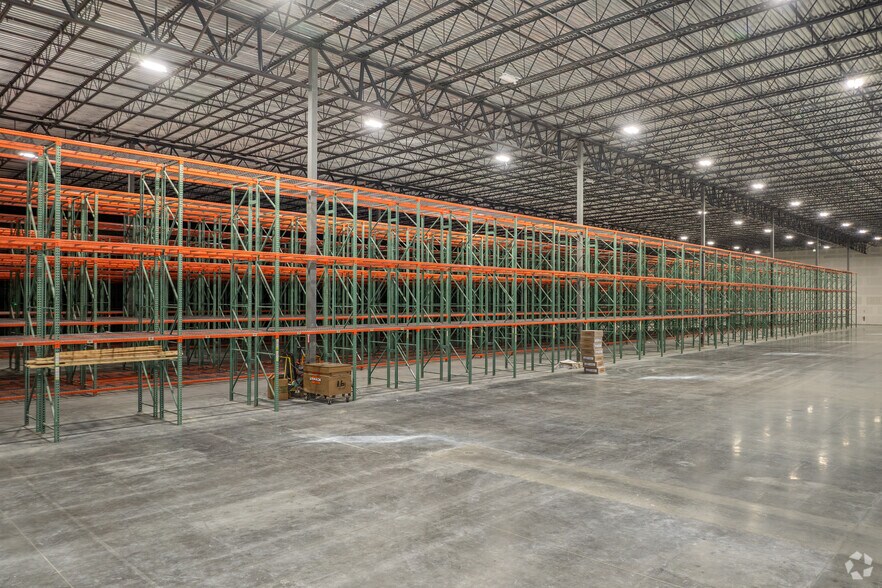 More Photos Of 1203 Thompson Park Dr, Baytown Distribution For Lease