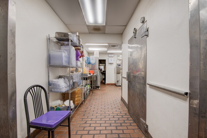 More Photos Of 2209 Circle Dr W, Spirit Lake Fast Food For Lease