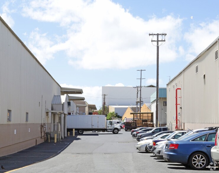 More Photos Of 2312 Kamehameha Hwy, Honolulu Warehouse For Lease