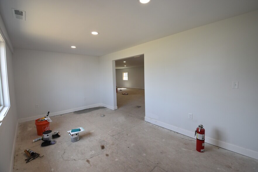 More Photos Of 1311 W Main St, Greenfield Freestanding For Lease