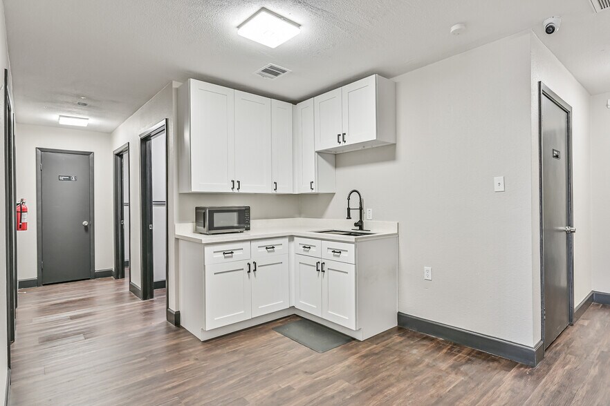 More Photos Of 512 N Friendswood Dr, Friendswood Office For Lease