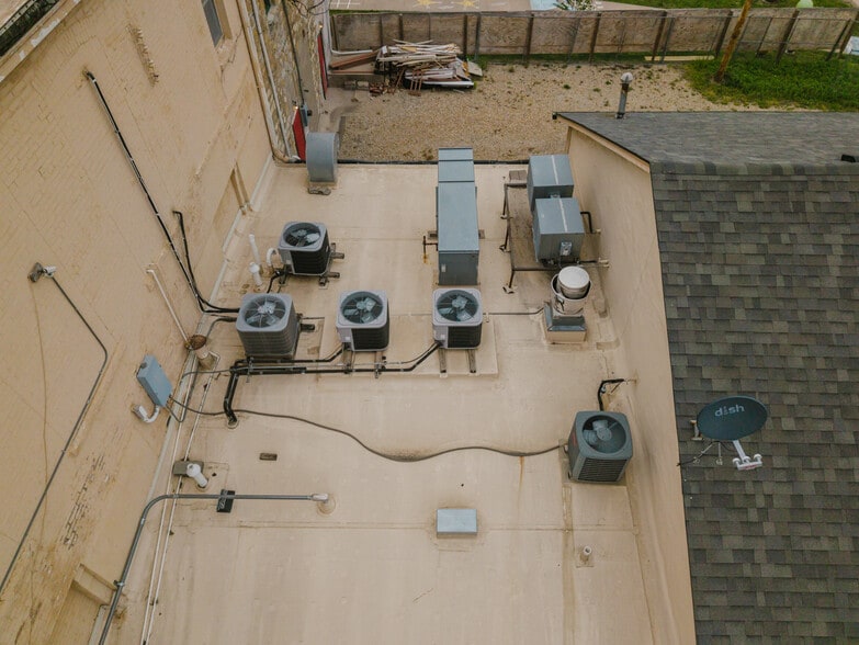 More Photos Of 830 N Kansas Ave, Topeka Bar For Sale