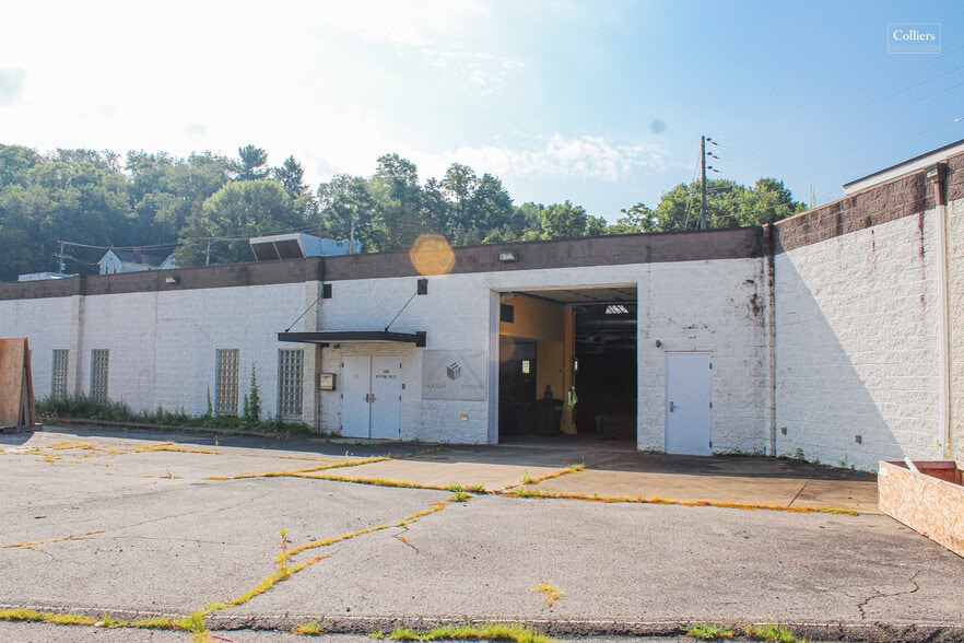 More Photos Of 100 Keystone Dr, Carnegie Warehouse For Lease