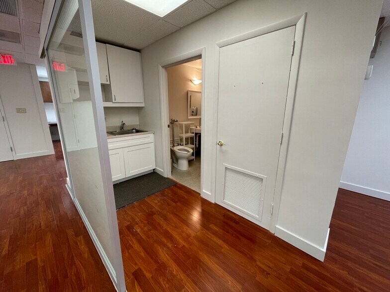 More Photos Of 401 E Jefferson St, Rockville Medical For Lease