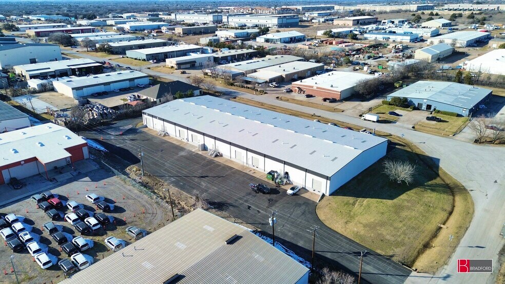 More Photos Of 1000-1008 N Commercial Blvd, Arlington Warehouse For Lease