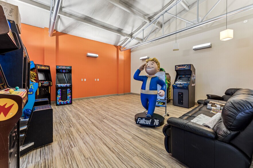 More Photos Of 2105 Northwest Blvd, Newton Office For Lease