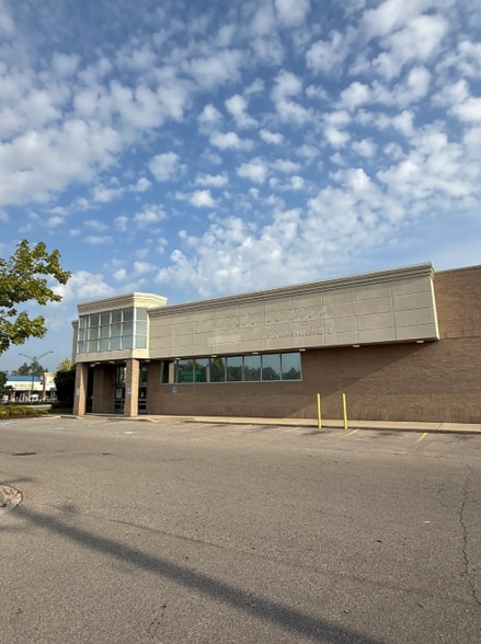 More Photos Of 13550 W 9 Mile Rd, Oak Park Freestanding For Lease