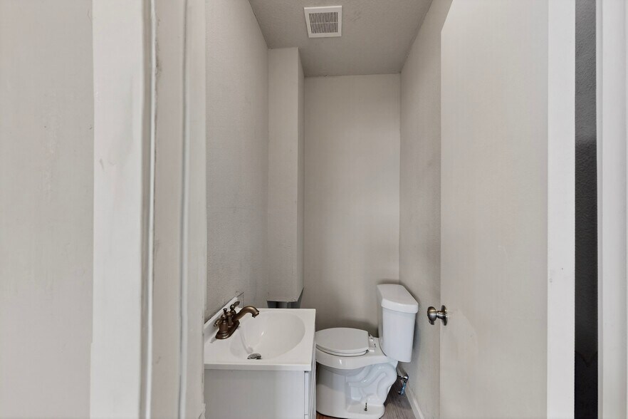 More Photos Of 3818 S Lancaster Rd, Dallas Flex For Lease