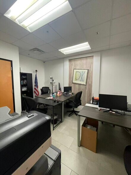 More Photos Of 7075 Kingspointe Pky, Orlando Showroom For Sale