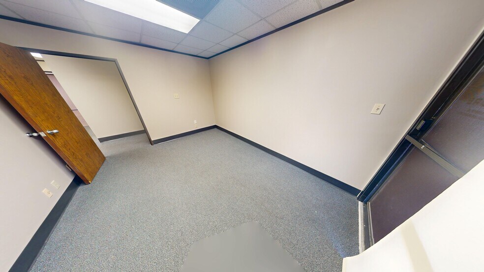 More Photos Of 9776 Whithorn Dr, Houston Showroom For Lease