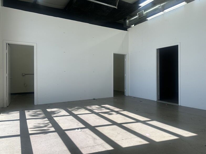 More Photos Of 1621 1st St, San Fernando Flex For Lease