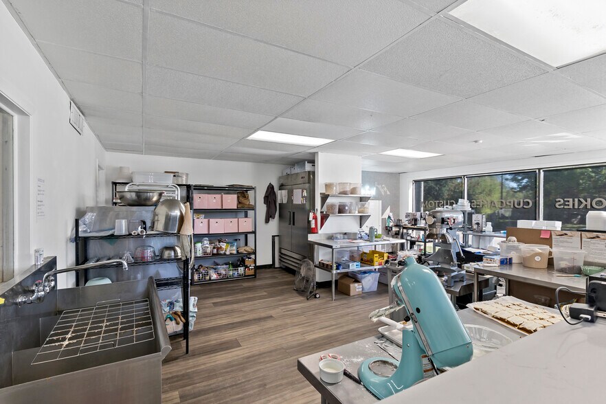 More Photos Of 410 W Carson St, Bryan Auto Repair For Sale