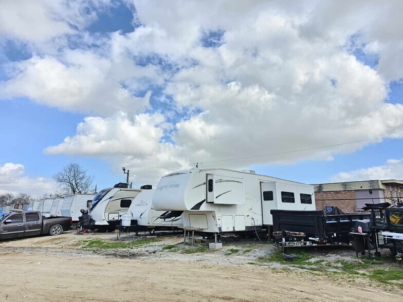 More Photos Of 1502 1/2 Jenkins Rd, Pasadena Self Storage For Sale