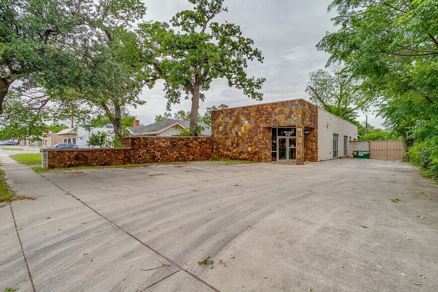 More Photos Of 914 N Sylvania Ave, Fort Worth Medical For Lease