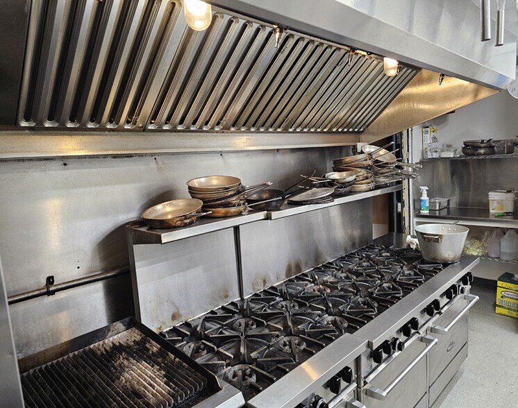 More Photos Of 105 James St, Parry Sound Restaurant For Sale